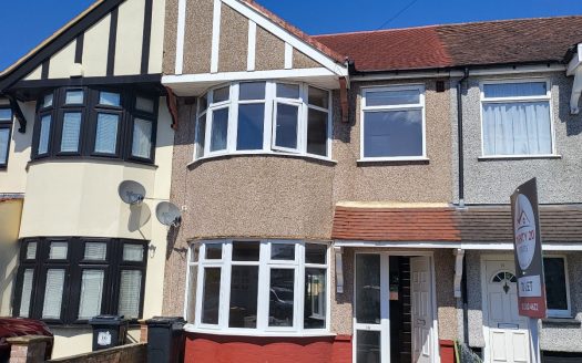  3-Bedroom detached Home for Rent – Clifford Road, Ilford, Essex IG5