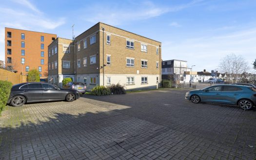2-Bedroom Apartment to Rent—Cranbrook Road, Ilford, IG2