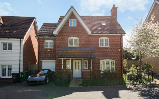 4 bed detached house to rent Olive Grove, Chigwell IG7