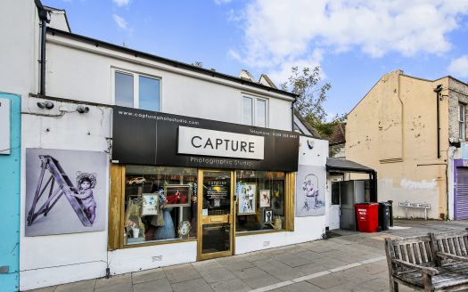 Modern 1-Bedroom Flat with Private Backyard – Woodford Green, IG8