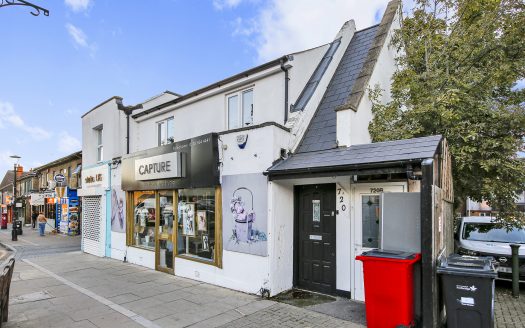 Modern 1-Bedroom Flat with Private Backyard – Woodford Green, IG8