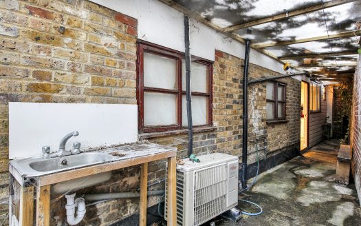 Modern 1-Bedroom Flat with Private Backyard – Woodford Green, IG8