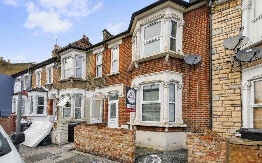 3 Bedroom Terraced House – Francis Avenue, IG1