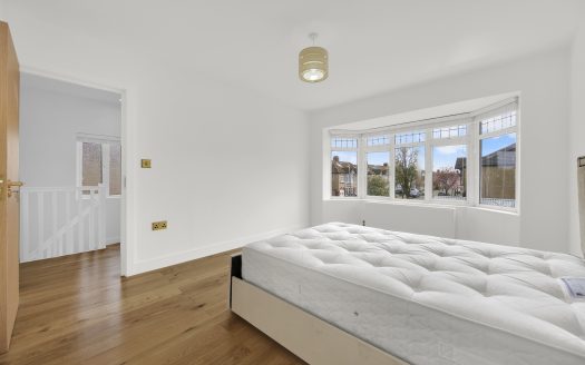 Newly Renovated 3-Bedroom House for Rent – Stradbroke Grove, Clayhall IG5