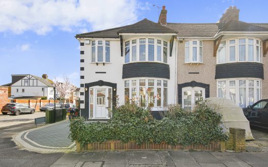 Newly Renovated 3-Bedroom House for Rent – Stradbroke Grove, Clayhall IG5