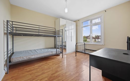 5-Bedroom Semi-Detached House to Rent – Somersby Gardens, Ilford IG4