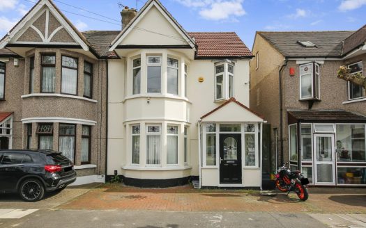 5-Bedroom Semi-Detached House to Rent – Somersby Gardens, Ilford IG4