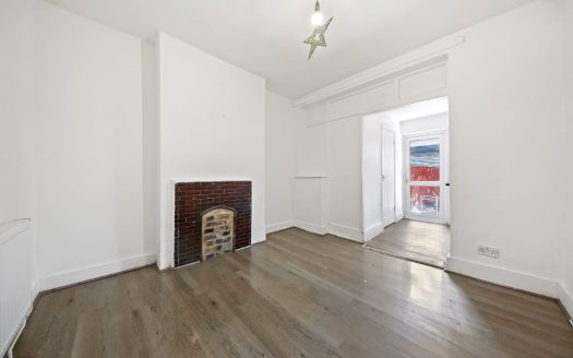 4-Bedroom Terraced House for Rent – Lawrence Avenue, London E12