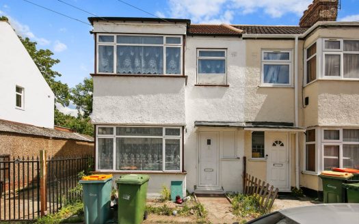 4-Bedroom Terraced House for Rent – Lawrence Avenue, London E12