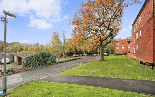 Modern 2 Bedroom Apartment – Camellia Court, IG8