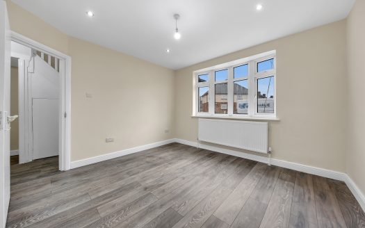 5-Bedroom Semi-Detached House for Rent – Rainham Road North, Dagenham RM10 7DX