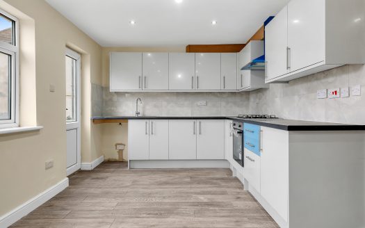 5-Bedroom Semi-Detached House for Rent – Rainham Road North, Dagenham RM10 7DX