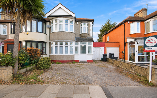 3-Bedroom house for Rent – Fairlop road,IG6 2EN