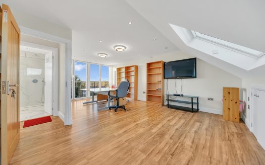 5-Bedroom Semi-Detached House to Rent, Herent Drive, Ilford, Essex IG5 0HF